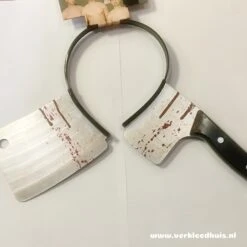 Bloody Butcher Knive / Bloedig Slagersmes Door Je Hoofd