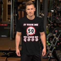 It Took Me 50 Years To Look So Good, Short-Sleeve Unisex T-Shirt, Gratis Verzending! -Scattando Webshop Winkel mockup 367f93fd