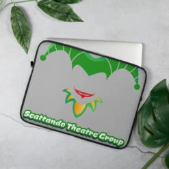 Scattando Theatre Group Laptop Sleeve -Scattando Webshop Winkel mockup 3c57abb4