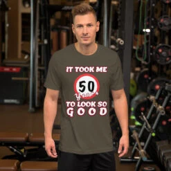It Took Me 50 Years To Look So Good, Short-Sleeve Unisex T-Shirt, Gratis Verzending! -Scattando Webshop Winkel mockup 588cc819