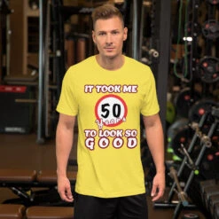 It Took Me 50 Years To Look So Good, Short-Sleeve Unisex T-Shirt, Gratis Verzending! -Scattando Webshop Winkel mockup 92c6dce4